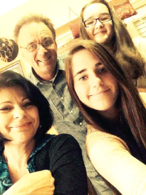 
    Elena, Glenn, Adriana (cu  ochelari) şi Sanda, în cea mai  recentă poză de familie (Fotografii: arhivă personală)  