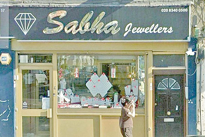 Furau bijuteriile din vitrine purtând pe faţă măşti care îi protejau de gazul lacrimogen, lansat spre ei de sistemele de securitate