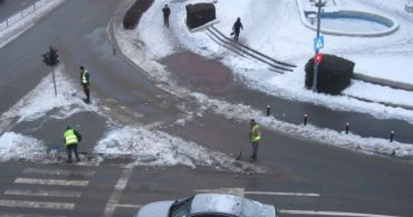 Angajaţii DSC îndepărtează zăpada din zona trecerilor de pietoni