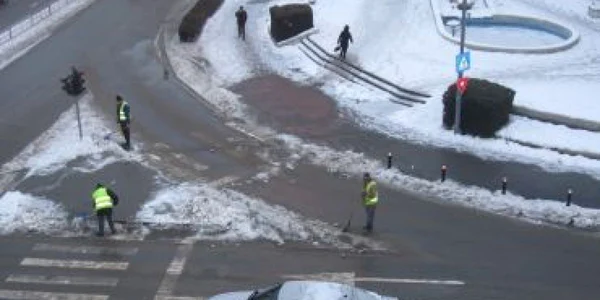 Angajaţii DSC îndepărtează zăpada din zona trecerilor de pietoni