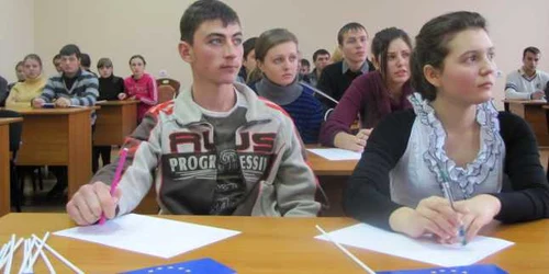 Elevii liceului din Holercani, la o lecţie despre Uniunea Europeană