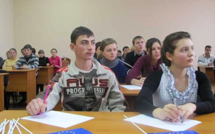 Elevii liceului din Holercani, la o lecţie despre Uniunea Europeană