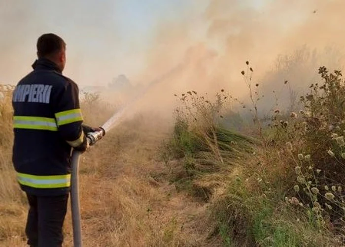 Pompierii încearcă să stingă incendiul