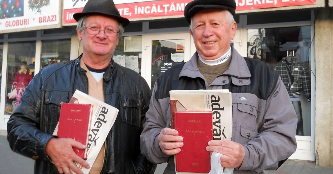  George Someşan (stânga) şi Ioan Bogdan (dreapta) au fost doi dintre cumpărătorii matinali ai „Adevărului“