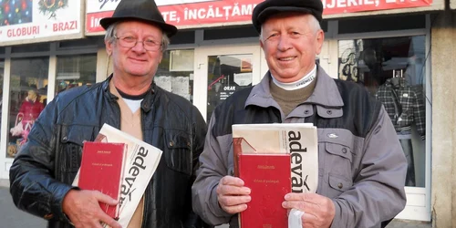 George Someşan (stânga) şi Ioan Bogdan (dreapta) au fost doi dintre cumpărătorii matinali ai „Adevărului“