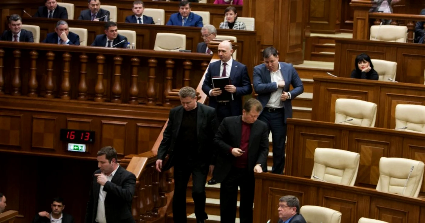 Modul în care a fost învestit Guvernul Filip trezeşte nemulţumirea oamenilor din localităţile ţării. FOTO Alexandru Tarlev