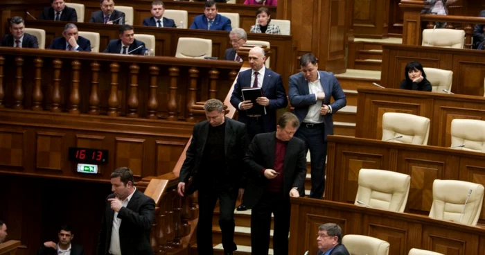 Modul în care a fost învestit Guvernul Filip trezeşte nemulţumirea oamenilor din localităţile ţării. FOTO Alexandru Tarlev