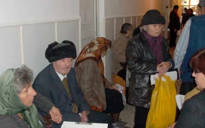 Zeci de persoane cu handicap îşi aşteapă rândul la cabinetele de expertiză