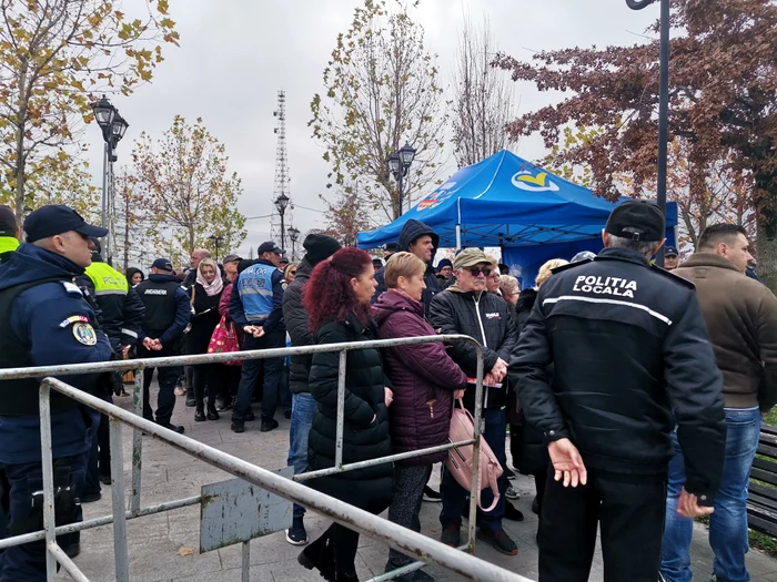 Oamenii și-au așteptat rândul zeci de minute FOTO: Alina Mitran