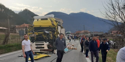 Imagini de la accidentul de pe Valea Oltului Câineni pe DN 7 - E 81 coliziune  între două TIR-uri Foto Adevărul 