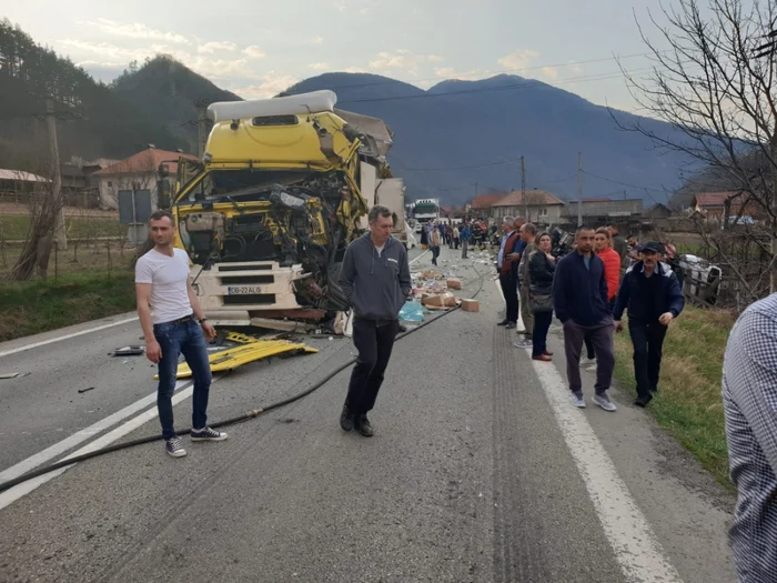 Imagini de la accidentul de pe Valea Oltului Câineni pe DN 7 - E 81 coliziune  între două TIR-uri Foto Adevărul