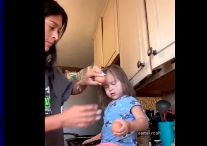 Mama strivește un ou pe fruntea fiicei FOTO: captura video