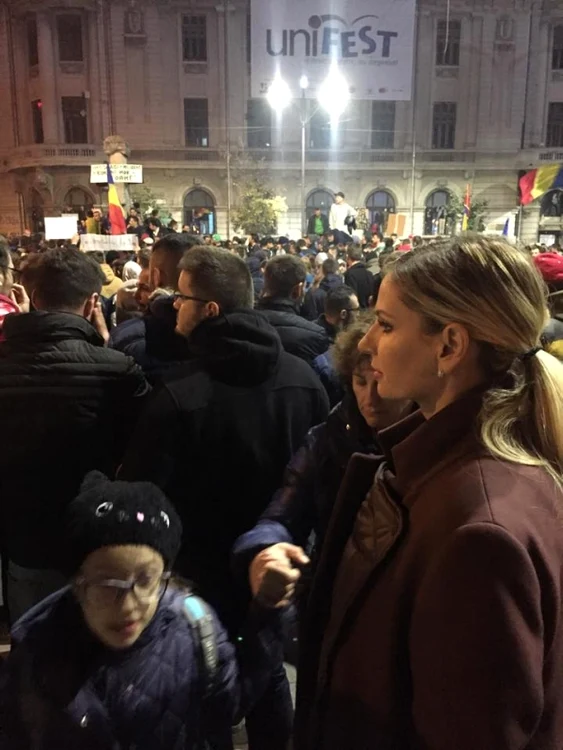 Vedete la proteste: Andreea Bănică a stat în stradă multe ore
