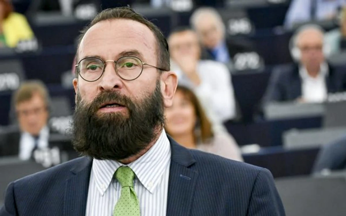
    József Szájer a recunoscut că a participat la orgia sexuală întreruptă de polițiștii din Bruxelles  