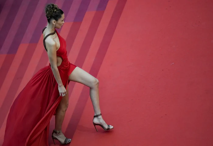 Bella Hadid a purtat o rochie roșie Foto: AFP