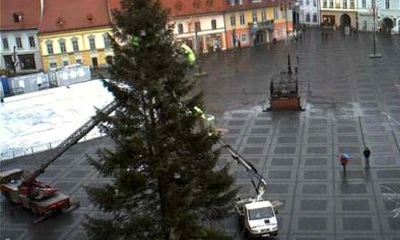 Sibiu: Ornamentele din bradul din centrul oraşului au fost demontate deja.