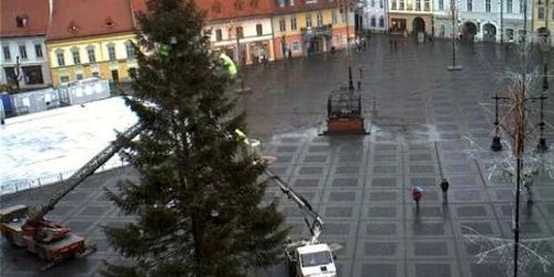 Sibiu: Ornamentele din bradul din centrul oraşului au fost demontate deja.