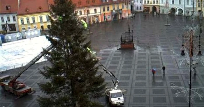 Sibiu: Ornamentele din bradul din centrul oraşului au fost demontate deja.