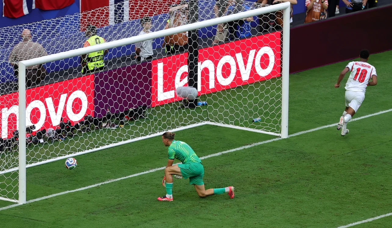 Jude Bellingham (dreapta) a trimis Norvegia acasă (FOTO: EPA)