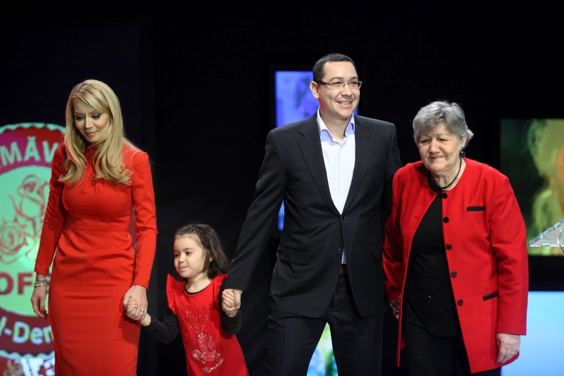 Premierul Victor Ponta, alături de familia sa FOTO Facebook