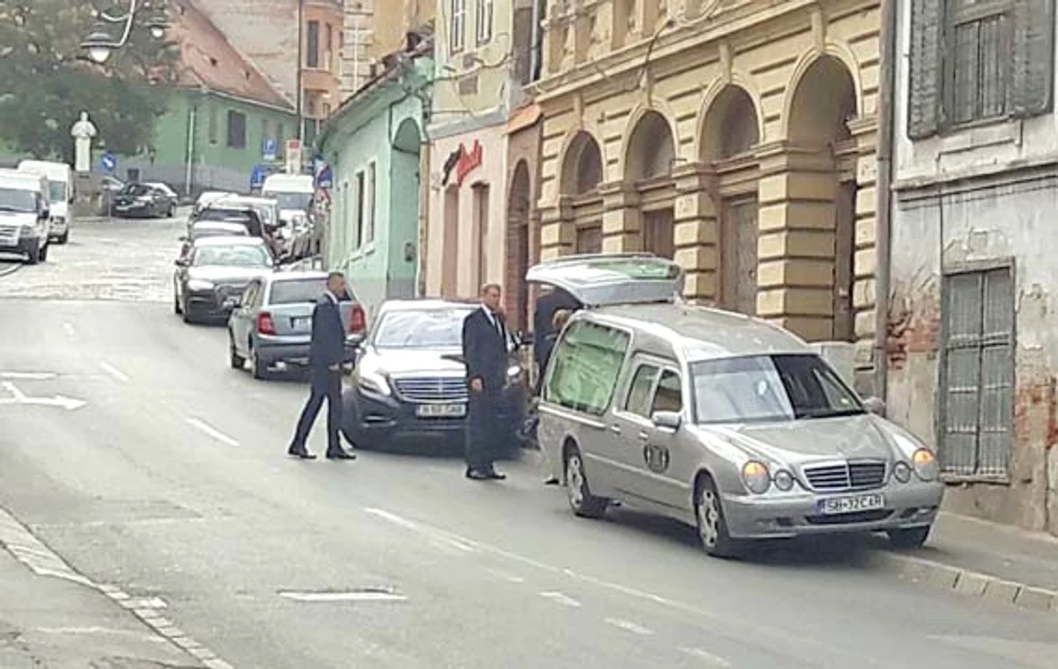 Ieri seară, angajaţii  de la pompe funebre  au ridicat sicriul cu  trupul neînsufleţit  şi l-au dus la capelă