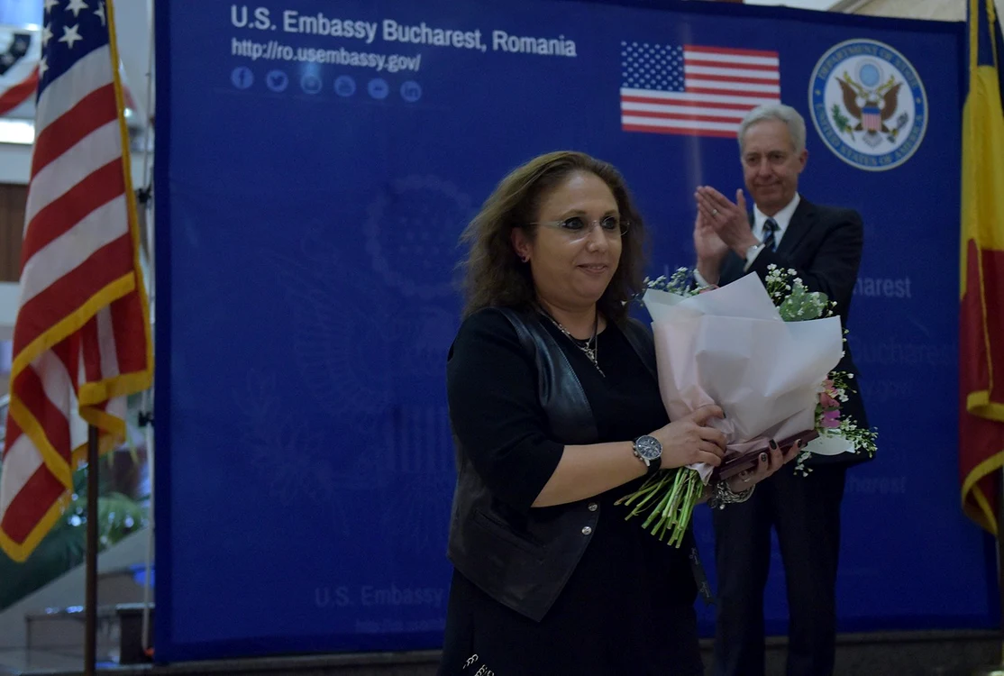 Ioana Albani, premiată de Ambasada SUA. FOTO: Facebook