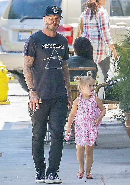 
    Harper nu poate  fi convinsă de tatăl  ei, David Beckham,  să renunţe la obiceiul  de bebeluş  