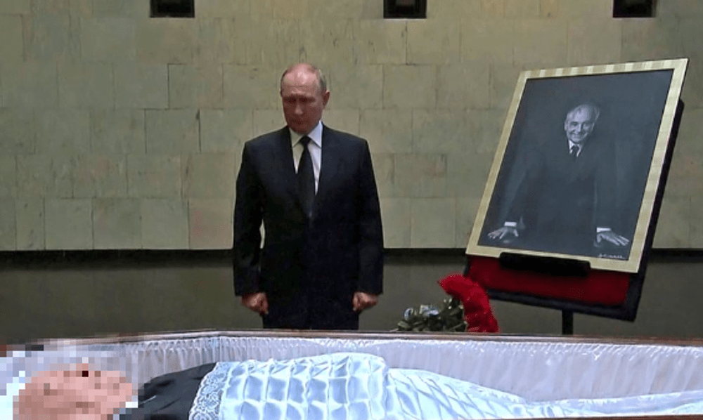 Putin a depus un buchet de trandafiri la sicriul lui Mihail Gorbaciov VIDEO