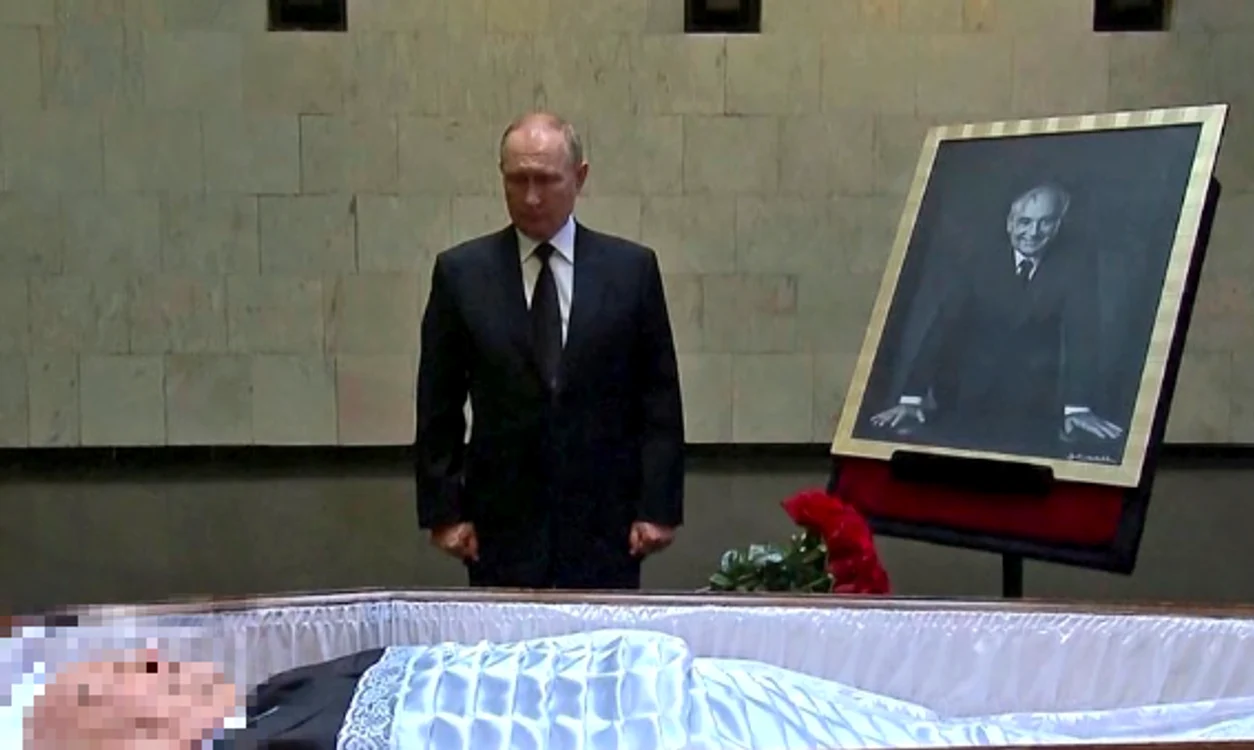 Vladimir Putin, la catafalcul lui Gorbaciov, doar la priveghi