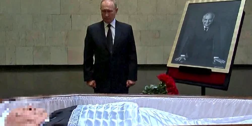 Vladimir Putin a depus un buchet de trandafiri roșii la sicriul lui Mihail Gorbaciov FOTO captură video 