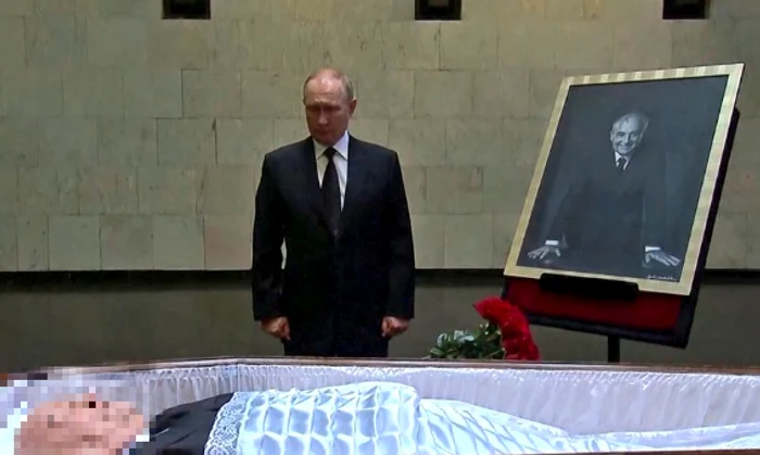Vladimir Putin a depus un buchet de trandafiri roșii la sicriul lui Mihail Gorbaciov FOTO captură video 