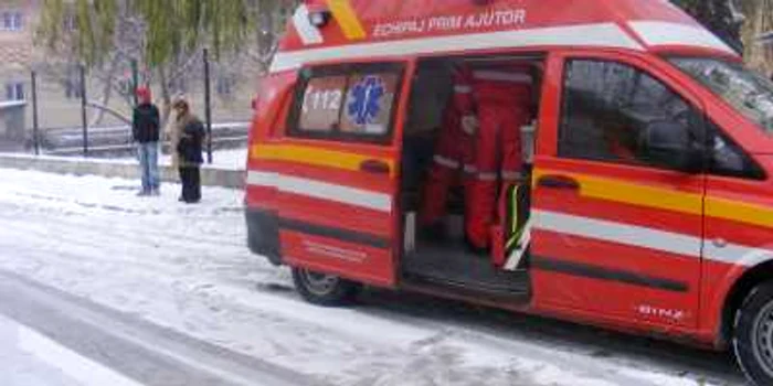 Femeia rănită este preluată de către o ambulanţă