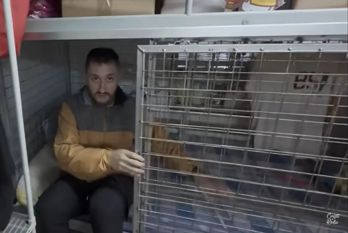 Vloggerul Cristi arată cuștile în care trăiesc zeci de mii de oameni în Hong Kong. FOTO Print Screen