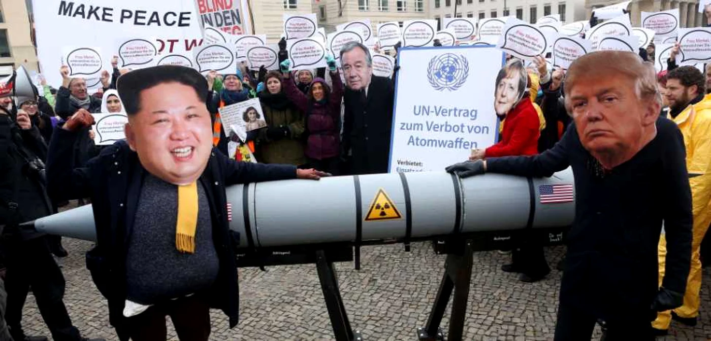 Activişti purtând măşti ale liderului nord-coreean Kim Jong-un şi ale preşedintelui american Donald Trump FOTO Guliver / Getty Images