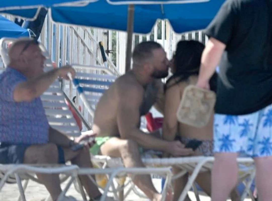 Conor McGregor, surprins sărutându-se cu o străină Credit: BACKGRID