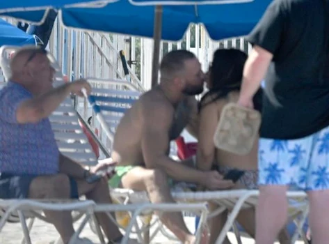 Conor McGregor, surprins sărutându-se cu o străină Credit: BACKGRID