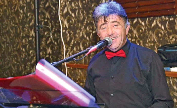 
    Primarul, alături de trei dintre componenţii trupei PropulsFoto: Arhiva personală  