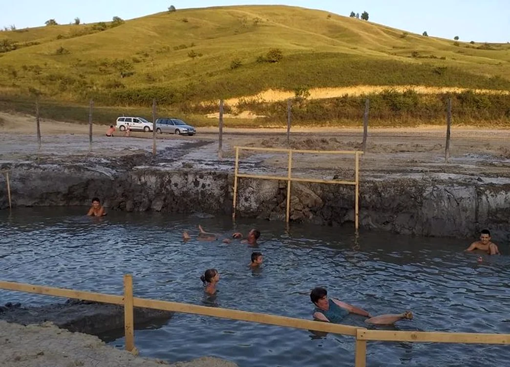 Spațiul de relaxare amenajat de localnici FOTO Facebook/ Ocnișoara
