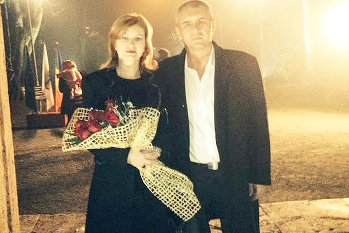 
    Cei doi îndrăgostiţi s-au cununat sub Poarta Sărutului  