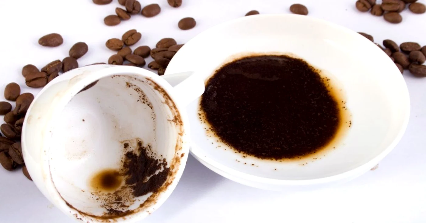 Zaţul de la cafea reîmprospătează culoarea părului vopsit şi îi oferă strălucire