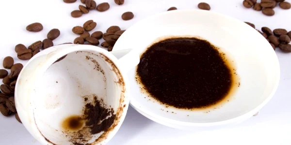 Arunci zaţul de la cafea? Iată cum îl poţi folosi pentru îngrijirea ta şi nu numai