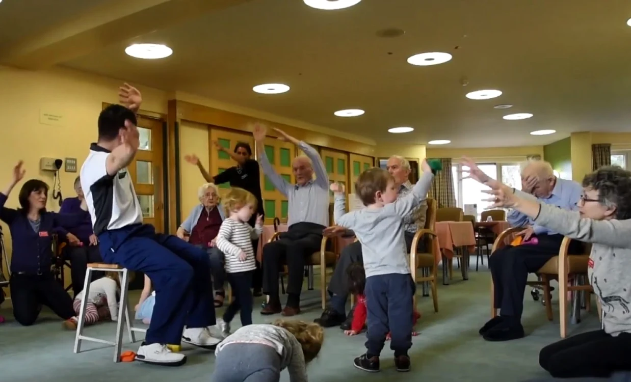 Primul centru de îngrijire între generaţii din Marea Britanie - exerciţii comune bătrâni şi copii - Foto: independent.co.uk