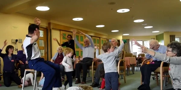 Primul centru de îngrijire între generaţii din Marea Britanie - exerciţii comune bătrâni şi copii Foto independent co uk
