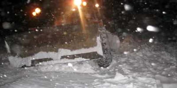 Din cauza zăpezii au rămas împotmolite şi utilajele grele