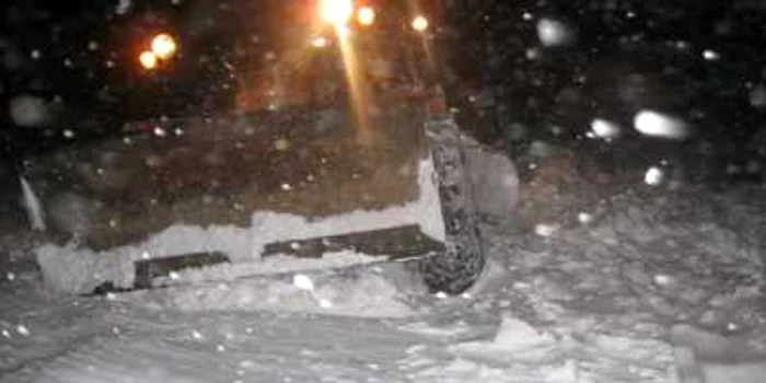 Din cauza zăpezii au rămas împotmolite şi utilajele grele