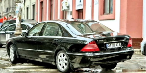 Limuzină a companiei ALRO Slatina, în faţa sediului Hidroelectrica