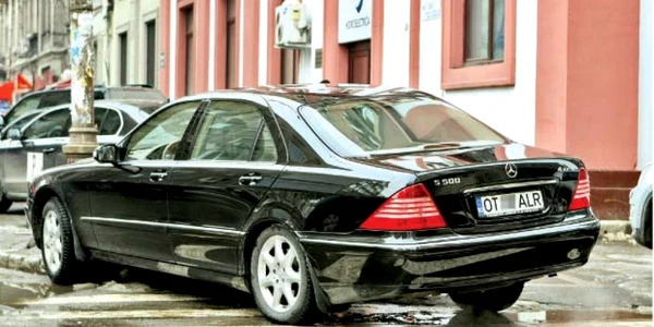Limuzină a companiei ALRO Slatina, în faţa sediului Hidroelectrica