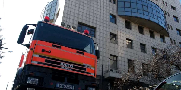 Incendiul a izbucnit la demisolul clădirii Foto: Alex Policală