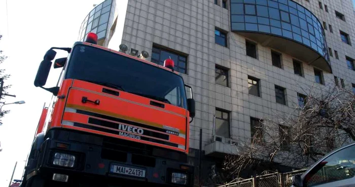 Incendiul a izbucnit la demisolul clădirii Foto: Alex Policală