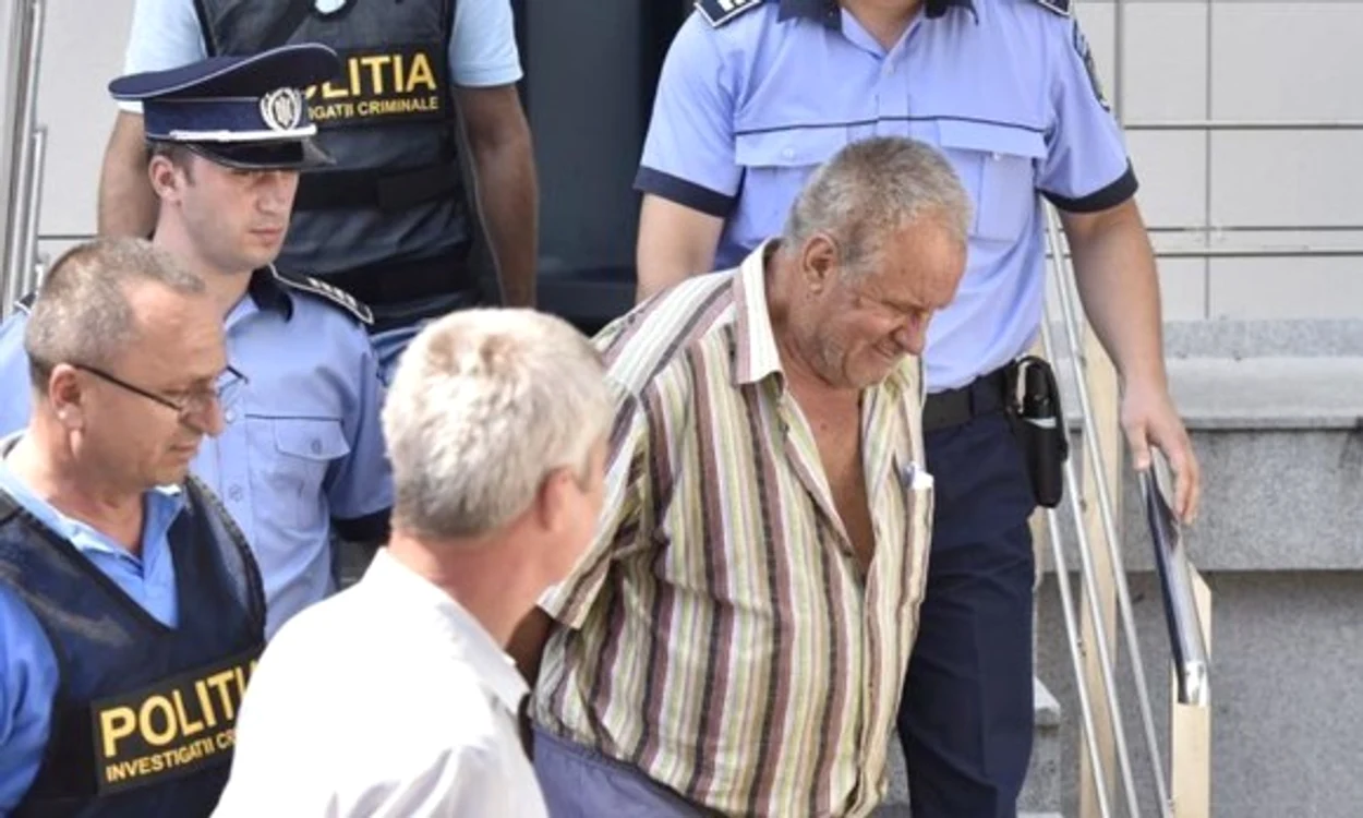 
    La reconstituire, Gheorghe Dincă a îmbrăcat cămașa pe care a purtat-o în ziua în care a ucis-o pe Luiza sursa foto: click.ro  